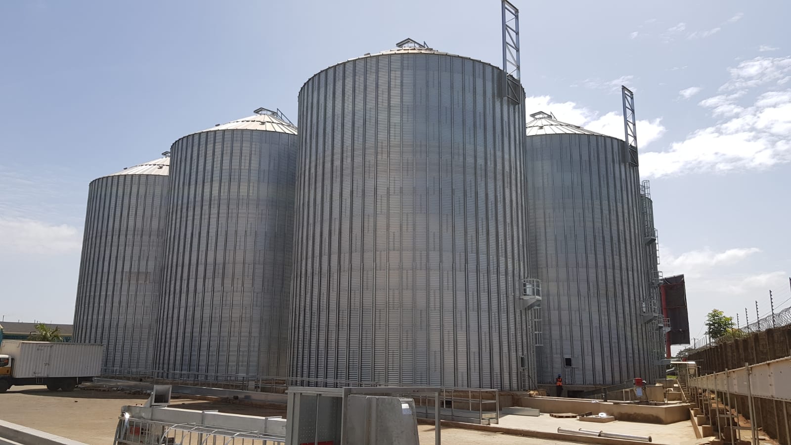 4 Flat bottom silos in Tika (Kenya)